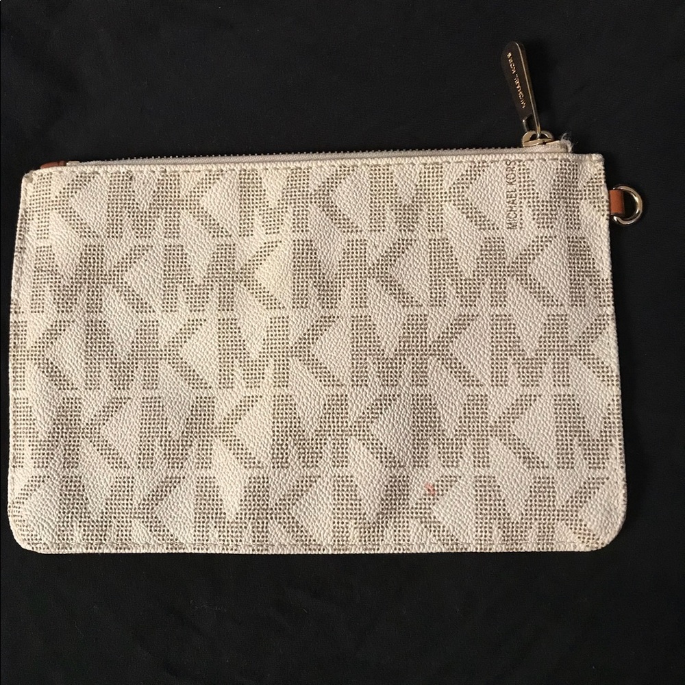 Michael Kors pouch (Fast Shipping)‼️‼️